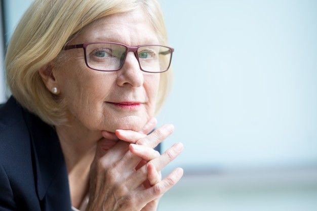 close up da empresaria senior confiante_1262 4781